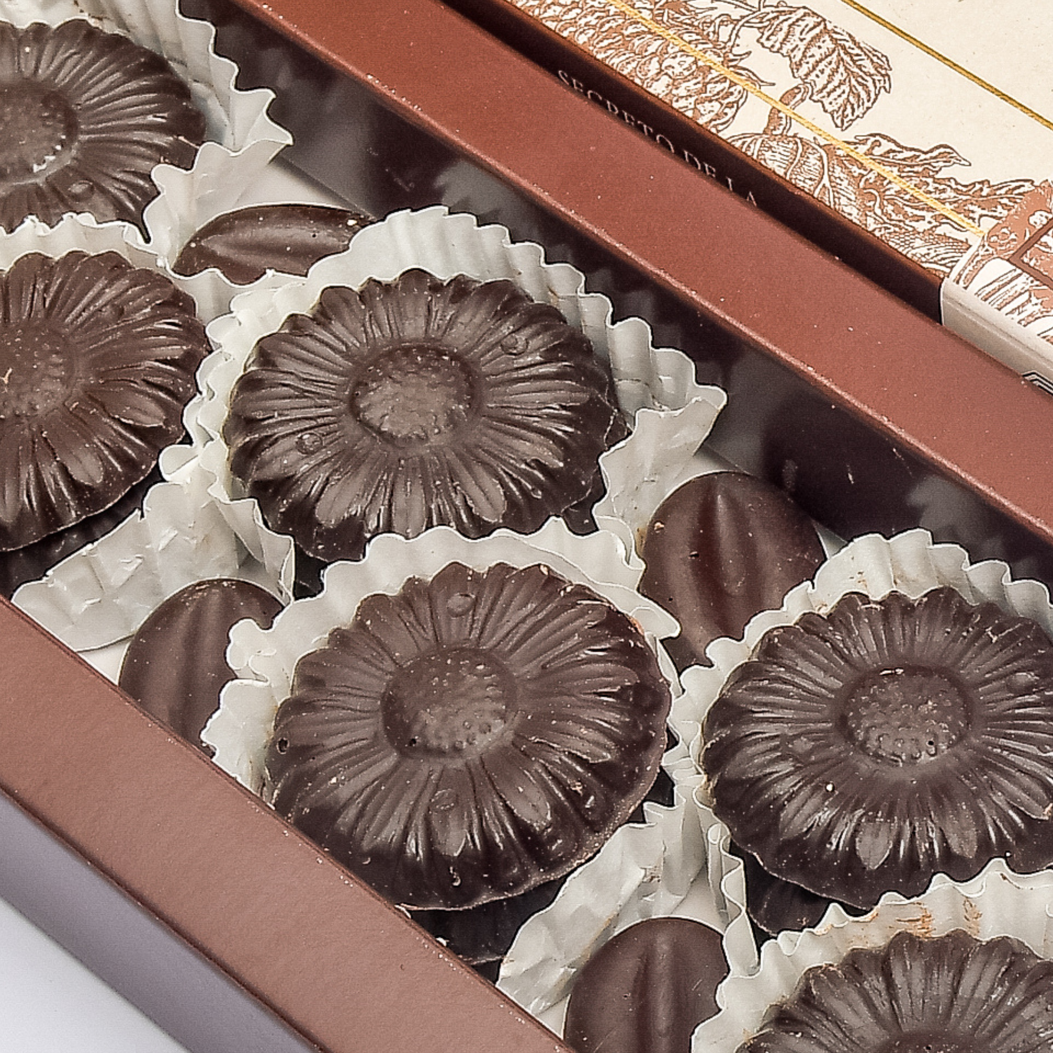 Caja Flores – Chocolate 70 % Cacao Artesanal Templado en Mármol