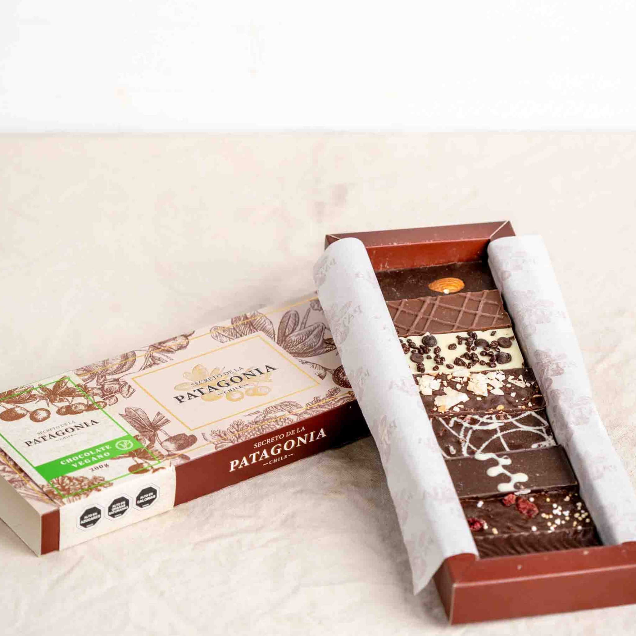 Caja Clásica Gourmet Vegana – 8 Barras + 1 Figura Patagónica